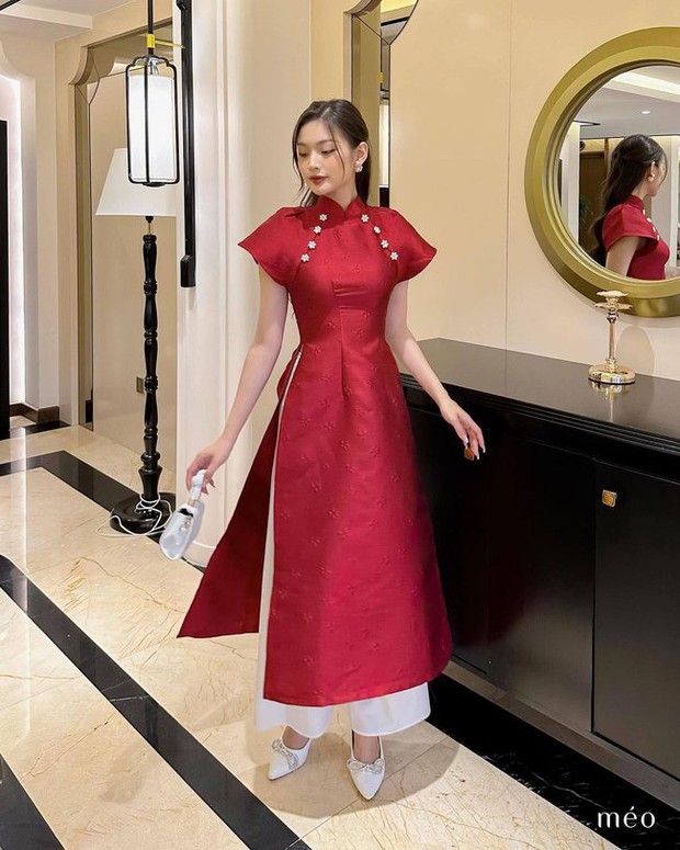 8 mẫu áo dài đỏ hút may mắn đầu năm - Ảnh 1.