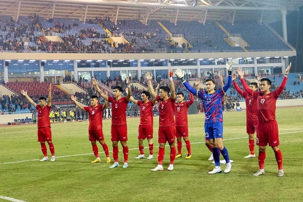 HLV Park Hang Seo ôm đồng hương bên phía tuyển Malaysia sau trận thắng - Ảnh 4.