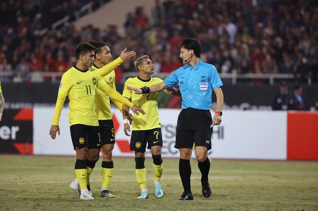 Báo Malaysia: Trọng tài Nhật Bản thiên vị Việt Nam, năm ngoái thổi penalty năm nay cũng thổi - Ảnh 1.