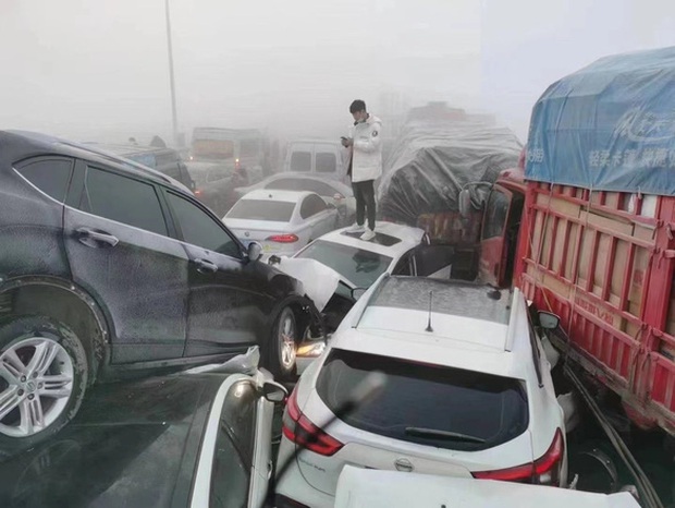 Sương mù trắng trời, hơn 200 xe đâm dồn vào nhau ở Trung Quốc - Ảnh 1.