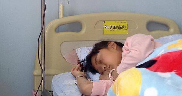 Bé gái không thay quần áo suốt 1 tháng, lý do đằng sau khiến ai cũng đau lòng - Ảnh 1.