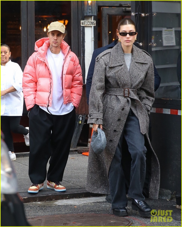 Justin Bieber diện áo hồng nổi bật, vui vẻ đi chơi cùng bà xã Hailey Baldwin - Ảnh 7. Justin Bieber diện áo hồng nổi bật, vui vẻ đi chơi cùng bà xã Hailey Baldwin - Ảnh 7.