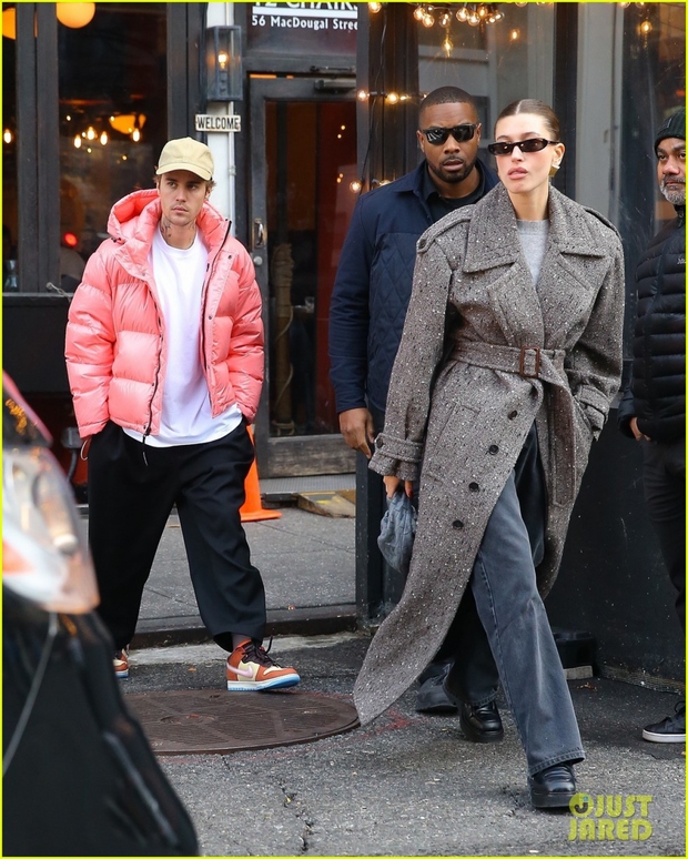 Justin Bieber diện áo hồng nổi bật, vui vẻ đi chơi cùng bà xã Hailey Baldwin - Ảnh 4. Justin Bieber diện áo hồng nổi bật, vui vẻ đi chơi cùng bà xã Hailey Baldwin - Ảnh 4.