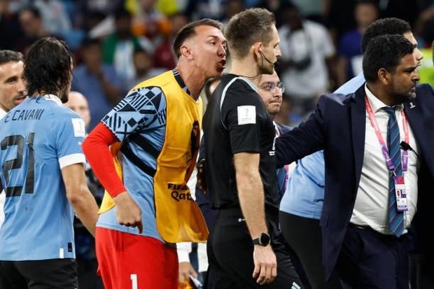 Cầu thủ Uruguay đuổi theo hỏi tội trọng tài sau khi bị loại khỏi World Cup 2022 - Ảnh 6.