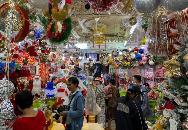 Phố Giáng sinh lớn nhất ở TP.HCM nhộn nhịp người mua sắm - Ảnh 2.