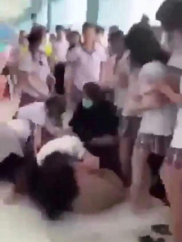 TP.HCM lại xuất hiện clip nữ sinh đánh nhau trong trường học - Ảnh 1.
