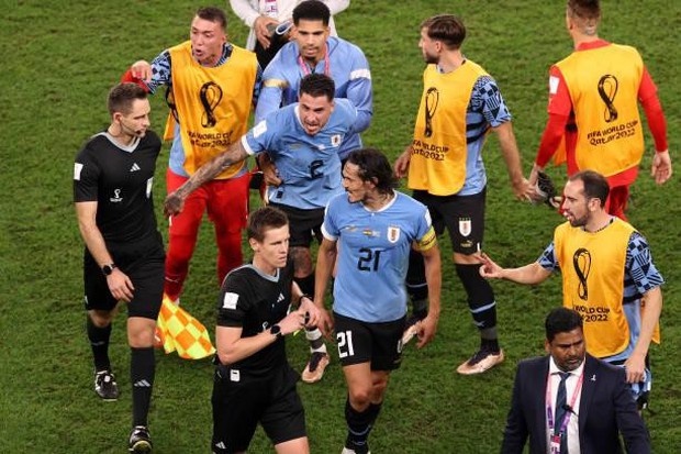 Cầu thủ Uruguay đuổi theo hỏi tội trọng tài sau khi bị loại khỏi World Cup 2022 - Ảnh 2.