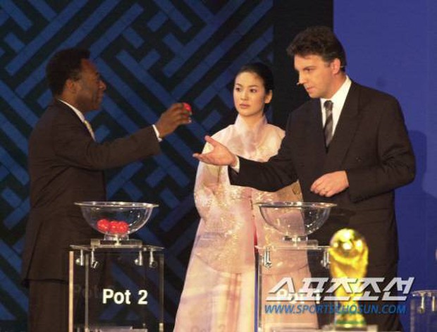 Song Hye Kyo gặp huyền thoại bóng đá Pele ở World Cup 2002 - Ảnh 4.