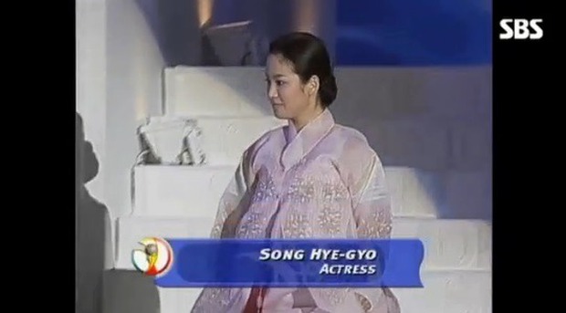 Song Hye Kyo gặp huyền thoại bóng đá Pele ở World Cup 2002 - Ảnh 2.