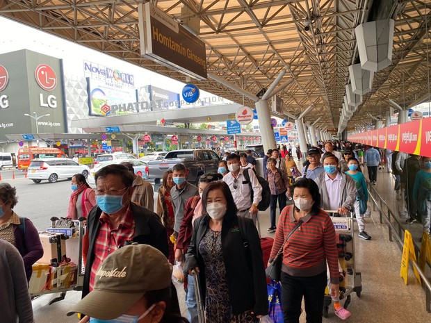 Đường vào sân bay Tân Sơn Nhất ùn tắc trong ngày làm việc cuối cùng của năm 2022 - Ảnh 3.