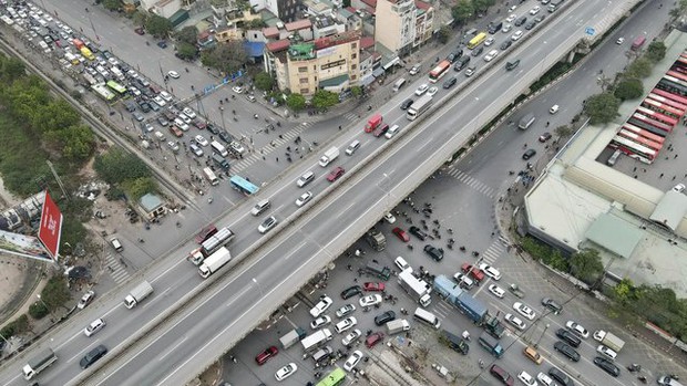 Người dân hối hả rời Thủ đô dịp Tết dương lịch: Sân bay vắng vẻ, nhiều tuyến đường ùn tắc - Ảnh 13.