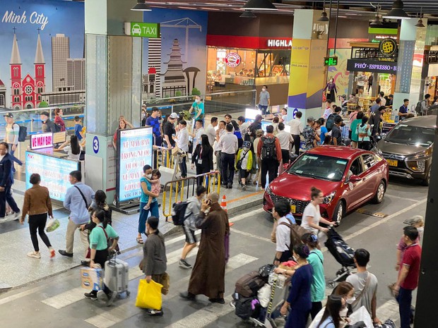 Đường vào sân bay Tân Sơn Nhất ùn tắc trong ngày làm việc cuối cùng của năm 2022 - Ảnh 1.