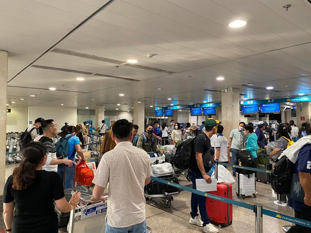 Đường vào sân bay Tân Sơn Nhất ùn tắc trong ngày làm việc cuối cùng của năm 2022 - Ảnh 9.
