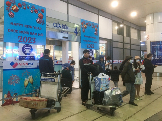 Người dân hối hả rời Thủ đô dịp Tết dương lịch: Sân bay vắng vẻ, nhiều tuyến đường ùn tắc - Ảnh 1.