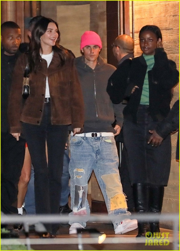 Kendall Jenner rạng rỡ đi ăn tối cùng bạn bè sau khi chia tay bạn trai - Ảnh 1.