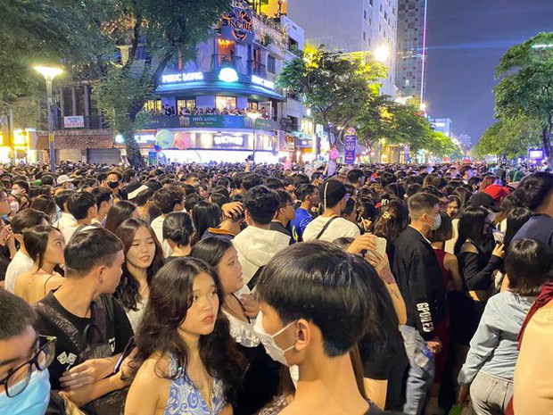 Cảnh tượng đông “ngộp thở” tại phố đi bộ Nguyễn Huệ tối 31/12, giới trẻ háo hức chờ countdown 2023 - Ảnh 6.
