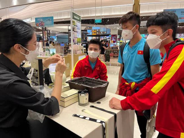 Tuyển Việt Nam rời Singapore về nước: Văn Hậu hẹn hò cùng Hải My ở sân bay - Ảnh 1.