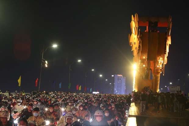 Hàng vạn người tập trung xem cầu Rồng phun lửa chào năm mới 2023 - Ảnh 3. Hàng vạn người tập trung xem cầu Rồng phun lửa chào năm mới 2023 - Ảnh 3.