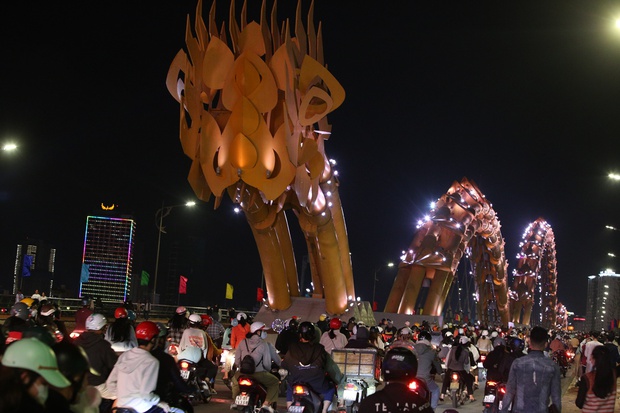 Hàng vạn người tập trung xem cầu Rồng phun lửa chào năm mới 2023 - Ảnh 2. Hàng vạn người tập trung xem cầu Rồng phun lửa chào năm mới 2023 - Ảnh 2.