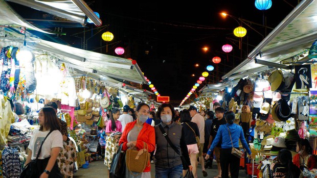 Người dân Nha Trang đổ ra bãi biển đón năm mới 2023 - Ảnh 6. Người dân Nha Trang đổ ra bãi biển đón năm mới 2023 - Ảnh 6.