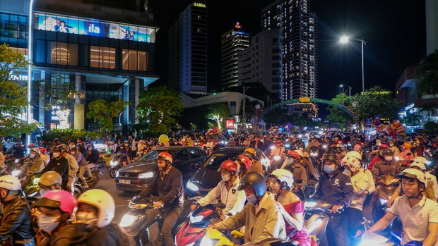 Người dân Nha Trang đổ ra bãi biển đón năm mới 2023 - Ảnh 2. Người dân Nha Trang đổ ra bãi biển đón năm mới 2023 - Ảnh 2.