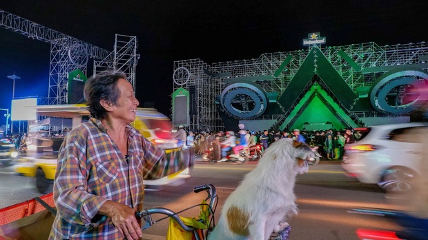 Người dân Nha Trang đổ ra bãi biển đón năm mới 2023 - Ảnh 1. Người dân Nha Trang đổ ra bãi biển đón năm mới 2023 - Ảnh 1.