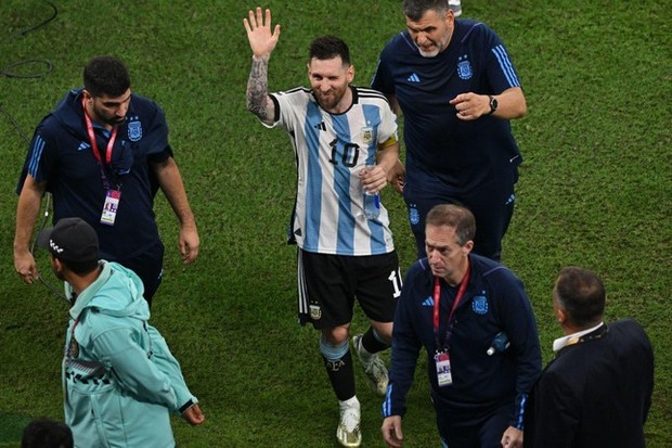 Vì sao Messi không ăn mừng cùng đồng đội sau trận thắng Australia? - Ảnh 1.