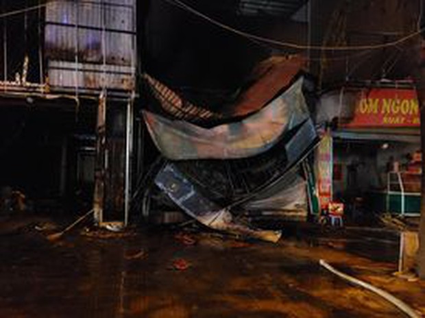 Hà Nội: Cháy lớn tại ki ốt ở Hà Đông, một cửa hàng sửa chữa xe máy bị đổ sập - Ảnh 3.