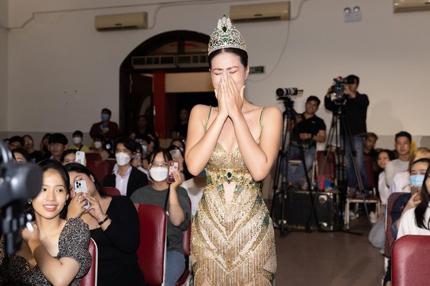 Hoa hậu Thiên Ân bật khóc khi gặp người hâm mộ - Ảnh 17.