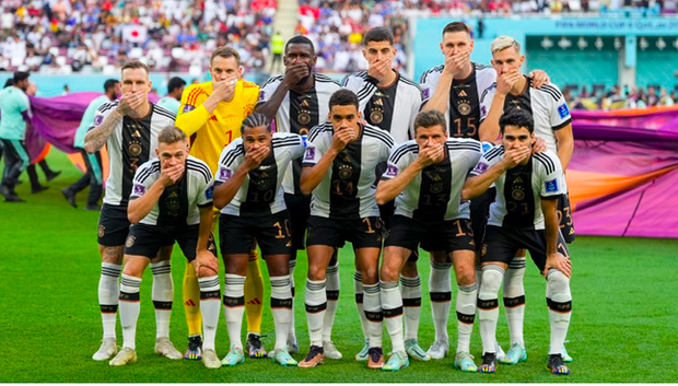 Hành động của đội tuyển Đức ở World Cup bị chế giễu trên truyền hình Qatar - Ảnh 1.