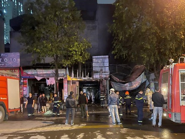 Hà Nội: Cháy lớn tại ki ốt ở Hà Đông, một cửa hàng sửa chữa xe máy bị đổ sập - Ảnh 2.