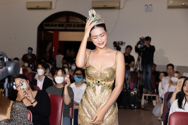 Hoa hậu Thiên Ân bật khóc khi gặp người hâm mộ - Ảnh 16.