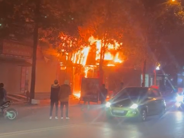Hà Nội: Cháy lớn tại ki ốt ở Hà Đông, một cửa hàng sửa chữa xe máy bị đổ sập - Ảnh 1.