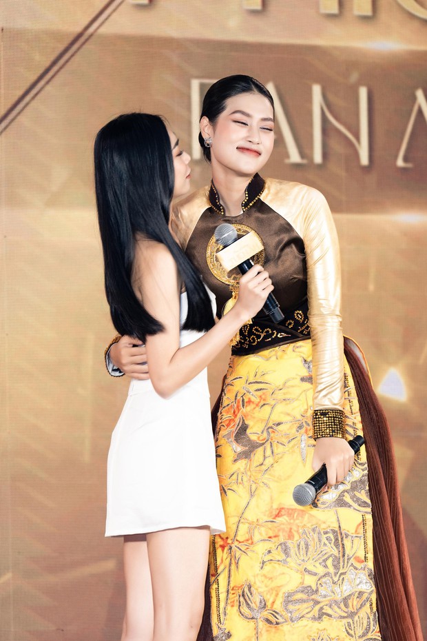 Hoa hậu Thiên Ân bật khóc khi gặp người hâm mộ - Ảnh 11.