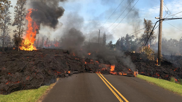 Muôn cách chặn dòng dung nham ngọn núi lửa lớn nhất thế giới ở Hawaii: Dùng cả máy bay ném bom lẫn niềm tin đều vô vọng - Ảnh 3.