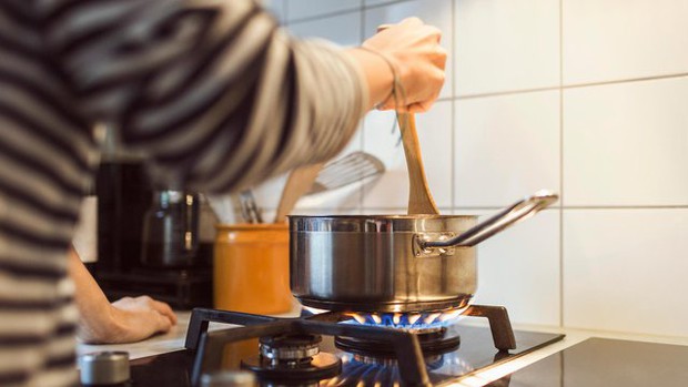 Mối nguy hại từ chiếc bếp gas đa số gia đình vẫn đang sử dụng để nấu nướng - Ảnh 2.