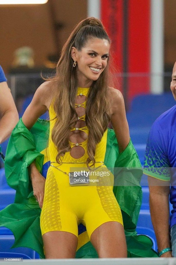 Cựu thiên thần Victorias Secret mặc đồ cắt xẻ cổ vũ Brazil - Ảnh 1.