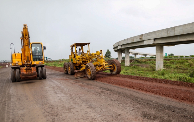 Toàn cảnh cao tốc Dầu Giây - Phan Thiết đang gấp rút thi công để thông xe - Ảnh 4. Toàn cảnh cao tốc Dầu Giây - Phan Thiết đang gấp rút thi công để thông xe - Ảnh 4.