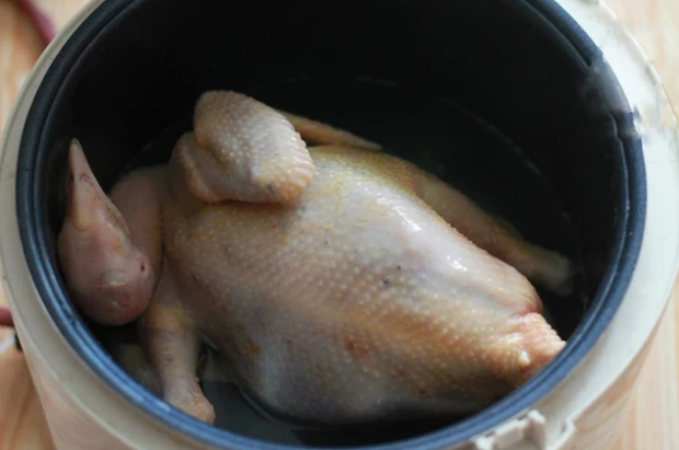 Tại sao rã đông thịt gà không đúng cách sẽ khiến mất chất lại sản sinh thêm độc tố? - Ảnh 2.