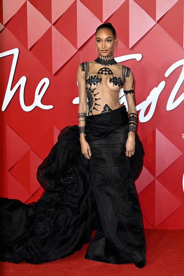 Trang phục của Rita Ora bị chê thô tục - Ảnh 6.