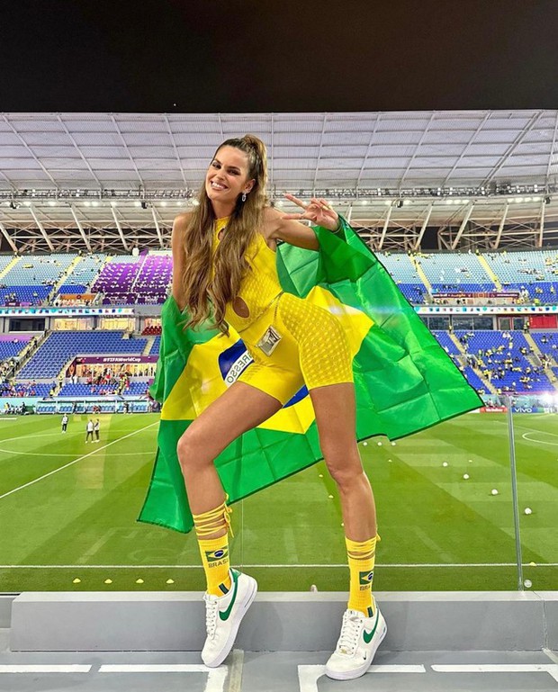 Cựu thiên thần Victorias Secret mặc đồ cắt xẻ cổ vũ Brazil - Ảnh 4.