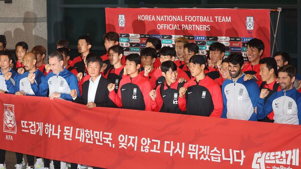 Sau World Cup, Hàn Quốc được chào đón như người hùng khi về nước - Ảnh 1. Sau World Cup, Hàn Quốc được chào đón như người hùng khi về nước - Ảnh 1.