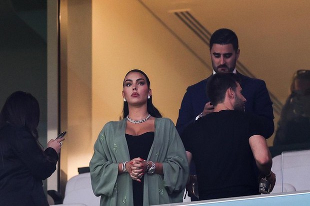 Girlfriend wore $2.2 million in jewelry to the stadium to cheer on the day Ronaldo sat on the bench - Photo 2.