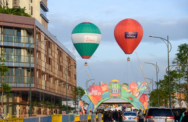 Clip, ảnh: Người dân TP.HCM hào hứng khi được ngắm toàn cảnh thành phố bằng khinh khí cầu - Ảnh 14.