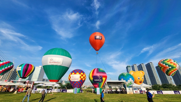 Clip, ảnh: Người dân TP.HCM hào hứng khi được ngắm toàn cảnh thành phố bằng khinh khí cầu - Ảnh 2.