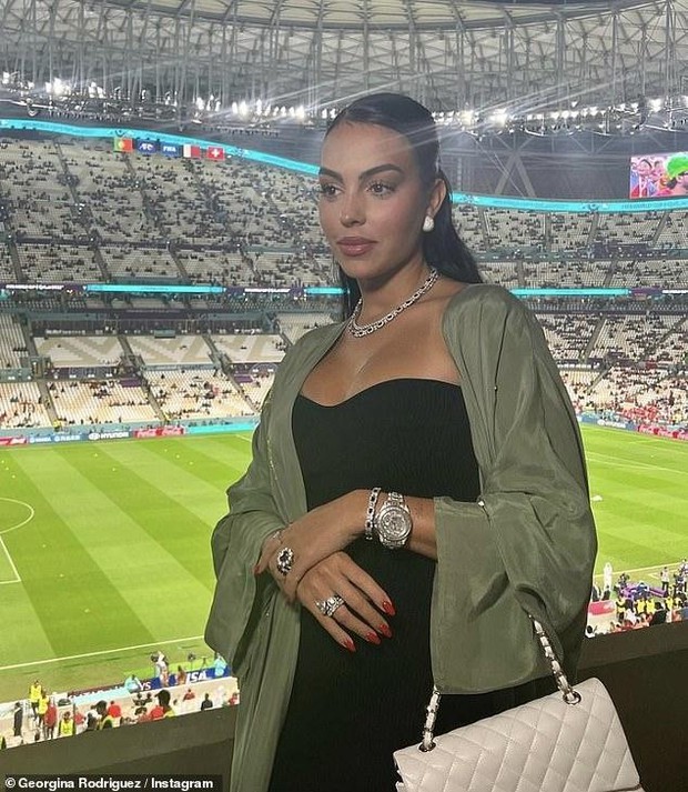 Girlfriend wore $2.2 million in jewelry to the stadium to cheer on the day Ronaldo sat on the bench - Photo 1.