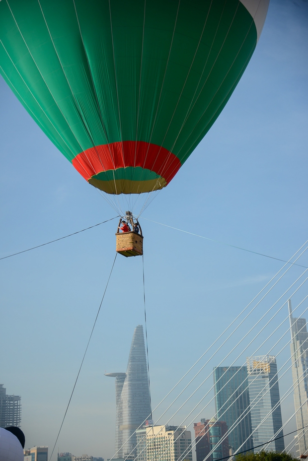 Clip, ảnh: Người dân TP.HCM hào hứng khi được ngắm toàn cảnh thành phố bằng khinh khí cầu - Ảnh 13.