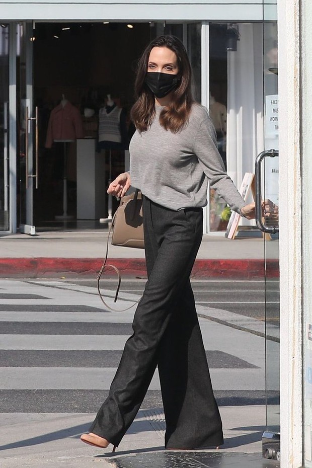 Angelina Jolie's minimalist but impressive wardrobe - Photo 4.
