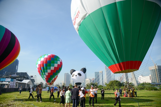 Clip, ảnh: Người dân TP.HCM hào hứng khi được ngắm toàn cảnh thành phố bằng khinh khí cầu - Ảnh 10.