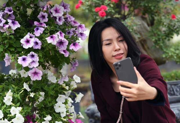 Giới trẻ Hà Nối rủ nhau đến “check in” lễ hội hoa Mê Linh 2022 - Ảnh 7.